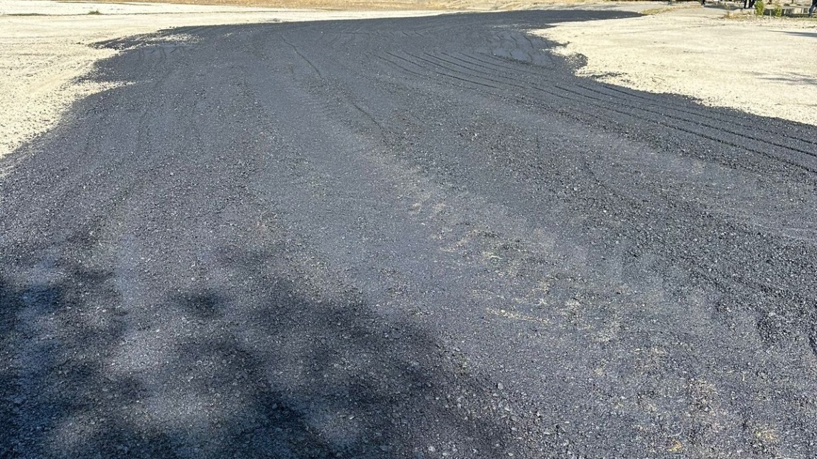 Okul bahçemizin bozuk olan yolu asfaltlandı.